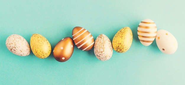 Oeufs de Pâques sur turquoise