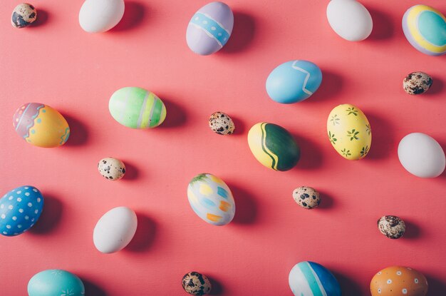 Oeufs de Pâques vue de dessus sur fond rouge