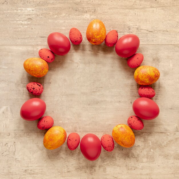 Oeufs peints en jaune et rouge pour Pâques