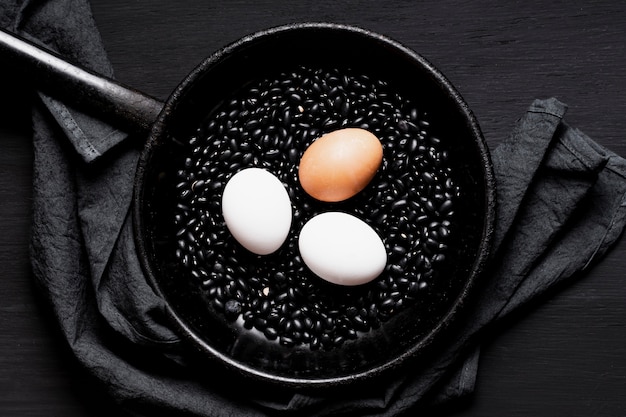 Oeufs pondus à plat sur les graines avec poêle