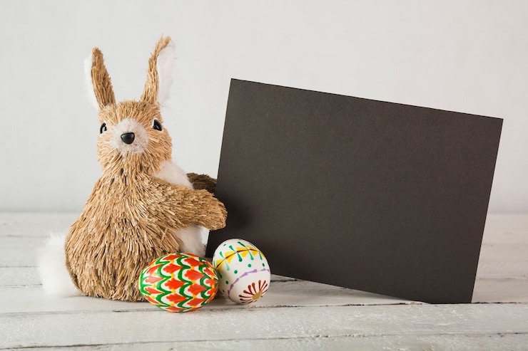 Photo gratuit oeufs près de lapin avec du papier