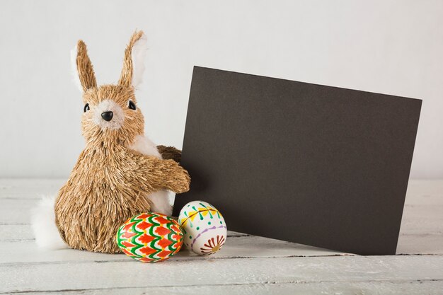 Oeufs près de lapin avec du papier