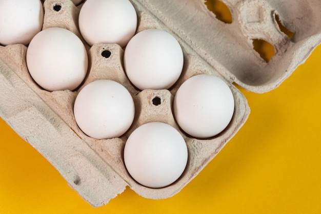 Oeufs sur la surface jaune