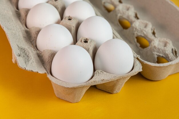 Oeufs sur la surface jaune