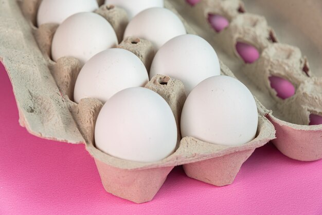 Oeufs sur la surface rose