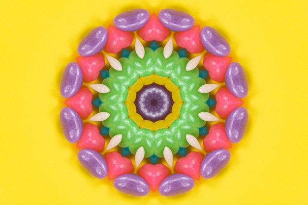 Oeuvre de mandala de fond coloré