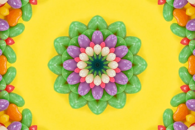 Oeuvre de mandala de fond coloré