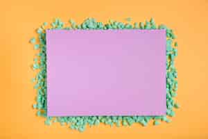 Photo gratuite oeuvre en papier coloré à la main sur table
