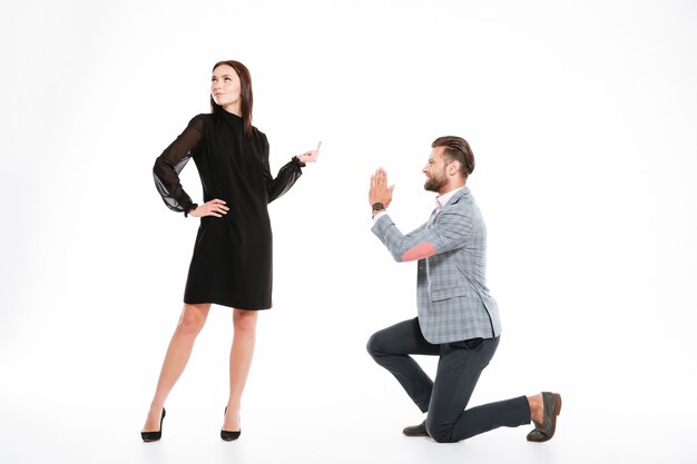 Offensé jeune couple d'amoureux debout isolé