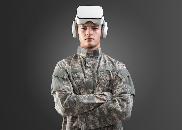 Photo gratuite officier militaire dans une maquette png de casque vr