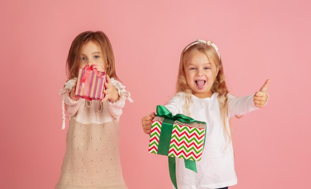 Offrir et recevoir des cadeaux pendant les vacances de Noël. Groupe d'enfants souriants heureux s'amusant