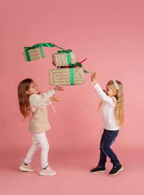 Offrir et recevoir des cadeaux pendant les vacances de Noël. Groupe d'enfants souriants heureux s'amusant