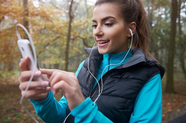 Photo gratuite oh oui! cette chanson sera la meilleure pour courir