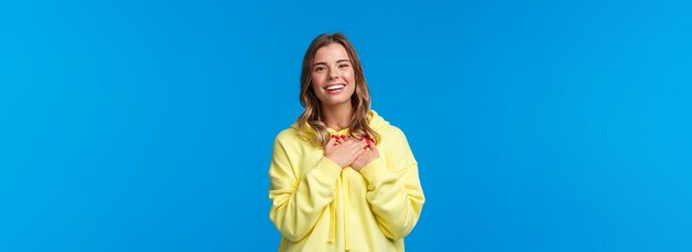 Oh si doux merci femme blonde séduisante reconnaissante avec un sourire blanc rayonnant appuyez sur les mains pour remercier le cœur