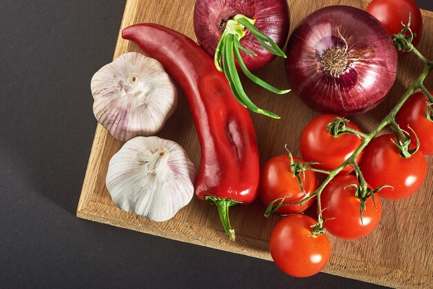 Photo gratuite oignon et ail et piments forts et tomates.