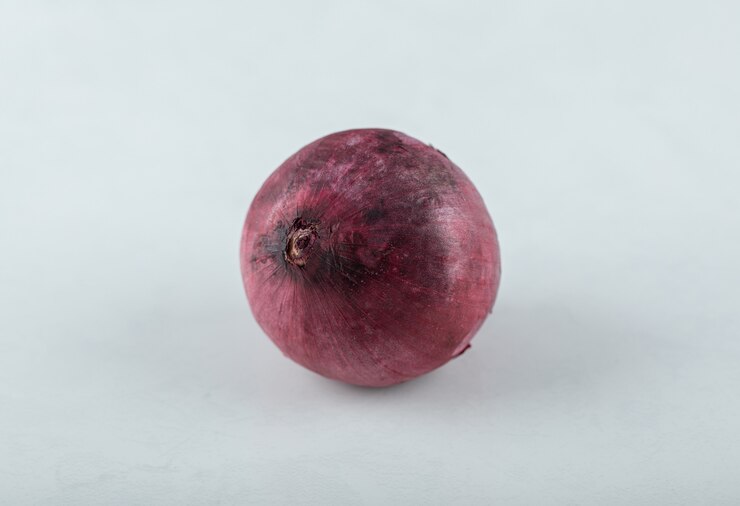 Photo gratuit oignon rouge mûr frais sur fond blanc.