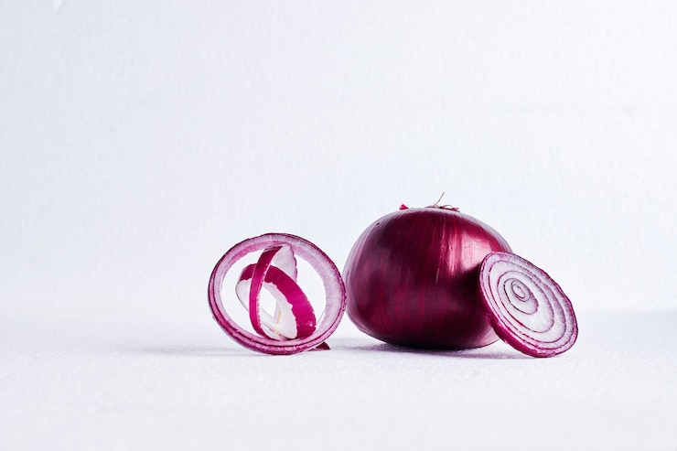 Photo gratuit oignon rouge sur un tableau blanc.