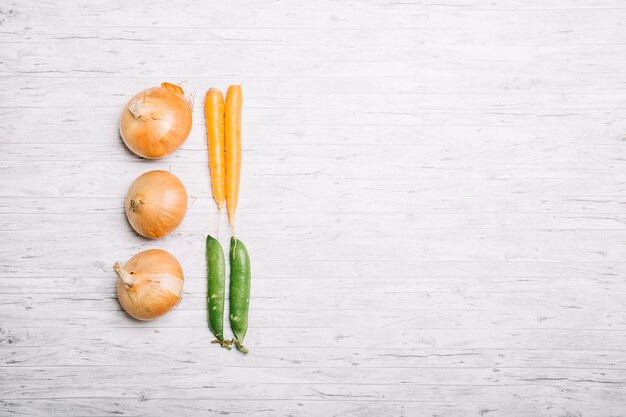 Oignons près de pois et de carottes