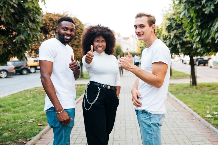 Photo gratuit ok signe d'amis interculturels