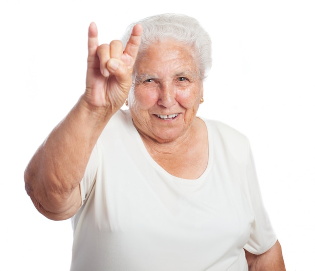 Old femme faisant des cornes à la main