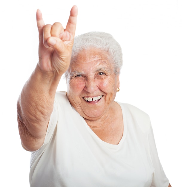 Old femme faisant des cornes à la main