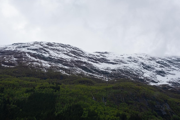 Photo gratuite olden norvège 17 mai 2023 montagne