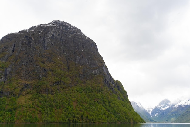 Photo gratuite olden norvège 17 mai 2023 montagne