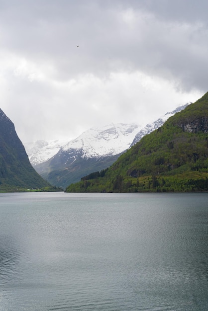 Photo gratuite olden norvège 17 mai 2023 rivière et montagnes