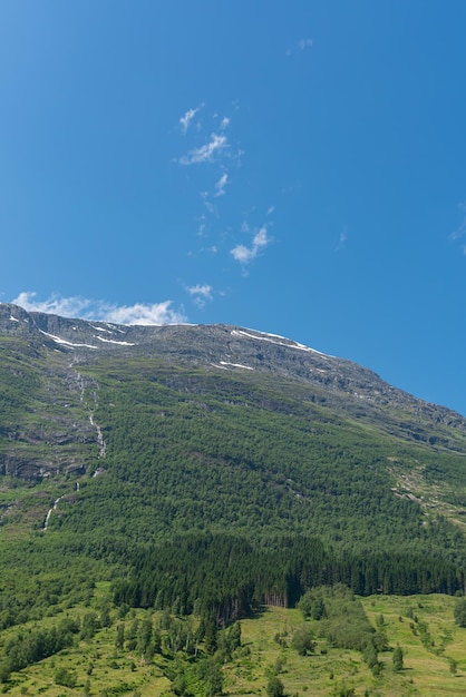 Photo gratuite olden norvège 28 juin 2023 montagne