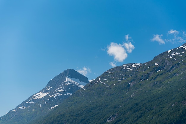 Photo gratuite olden norvège 28 juin 2023 montagne