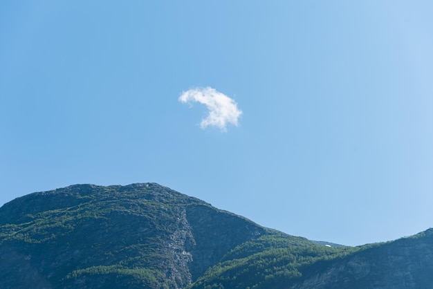 Photo gratuite olden norvège 28 juin 2023 montagne