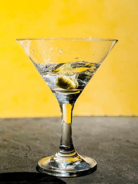 Olive verte éclaboussant en martini