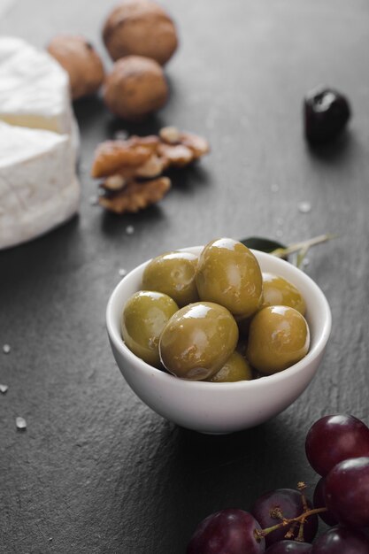 Olives à angle élevé et composition de fromage sur fond noir