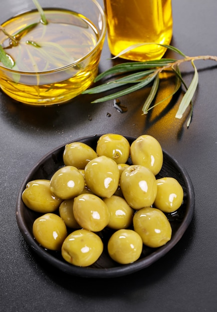 Photo gratuite olives dans une assiette avec de l'huile d'olive