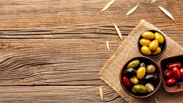 Olives dans des bols sur textile avec espace de copie