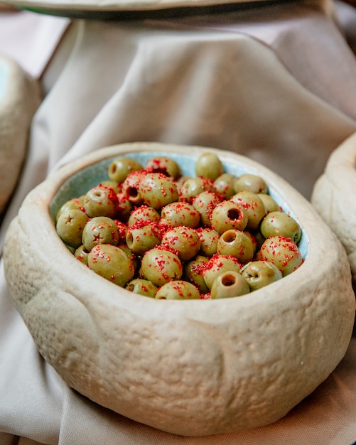 Olives dénoyautées dans un pot en argile