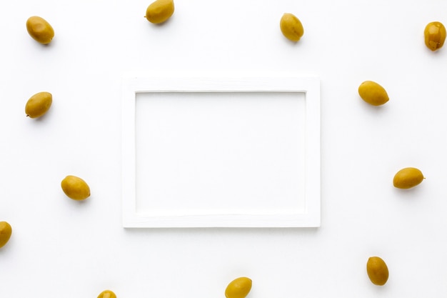 Olives jaunes avec maquette de cadre blanc