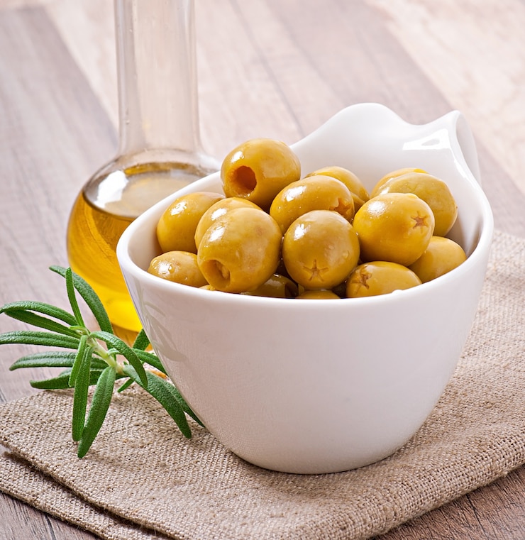 Photo gratuit olives vertes dans un bol.