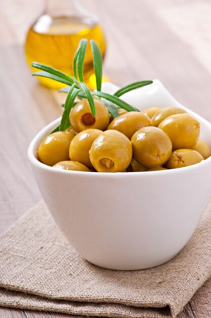 Olives vertes dans un bol.