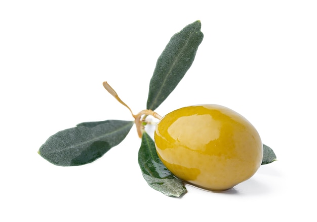 Olives vertes avec des feuilles isolées sur fond blanc