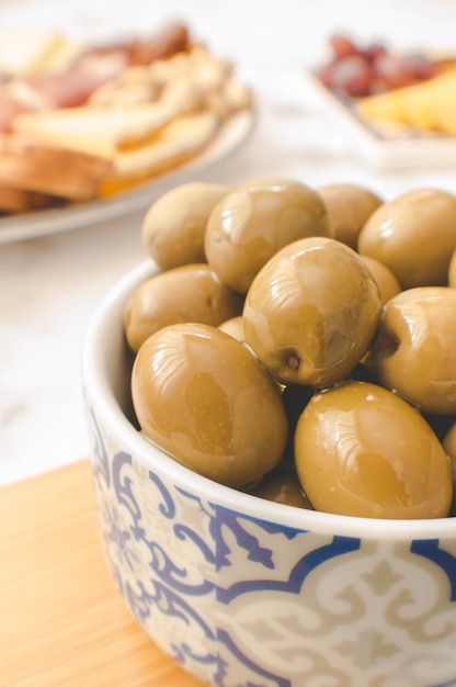 Olives vertes servies dans un bol pour un brunch