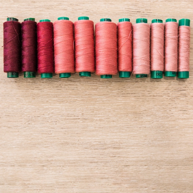 Ombre de bobines rouges sur fond en bois