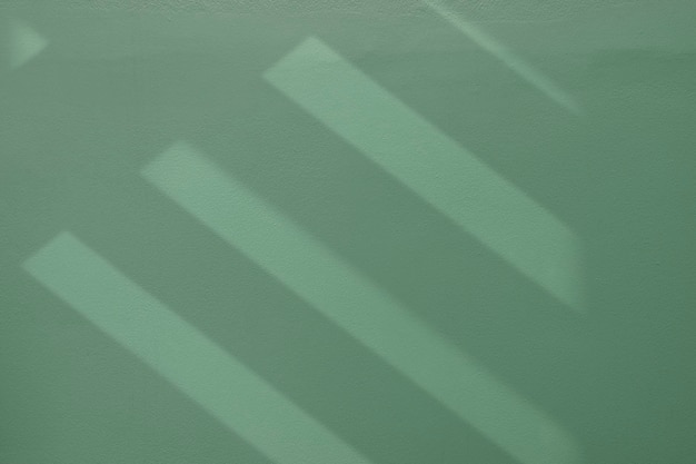 Ombre d'escalier sur un mur texturé vert propre