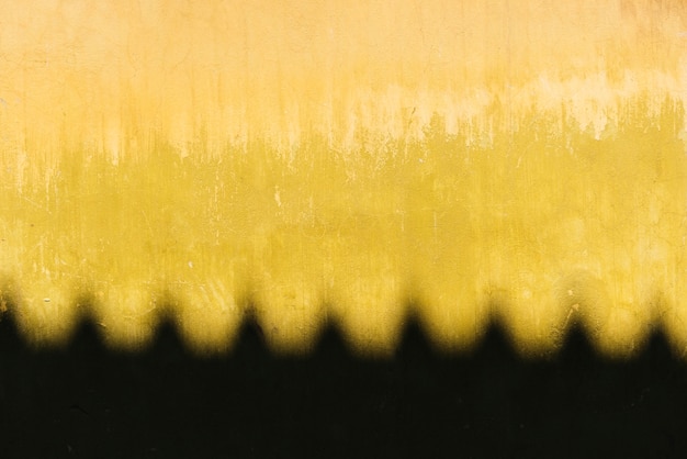 Ombre sur un mur jaune