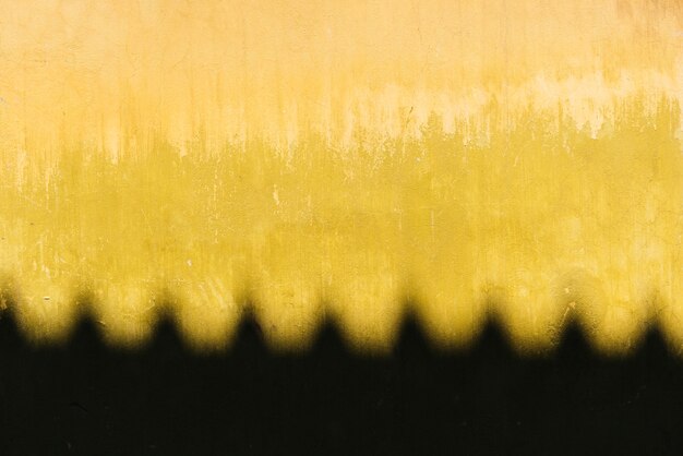 Ombre sur un mur jaune