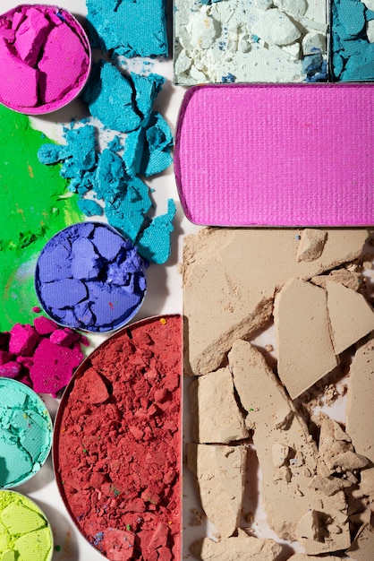 Ombre à paupières colorée à plat sur fond blanc