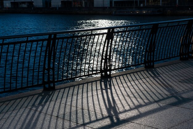 Ombres faites par la lumière du jour dans la ville avec architecture