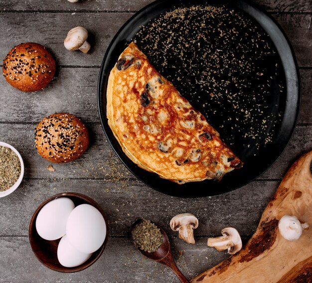 Omelette aux champignons et herbes séchées