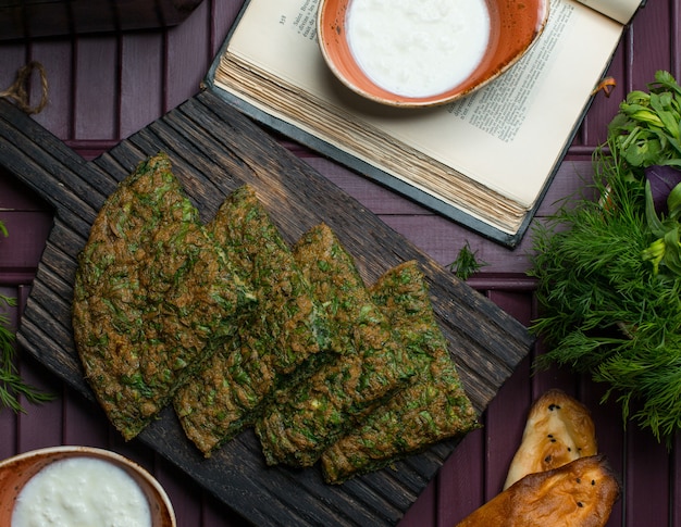 Omelette Aux Fines Herbes Coupée En Tranches De Pizza Et Servie Avec Du Yaourt