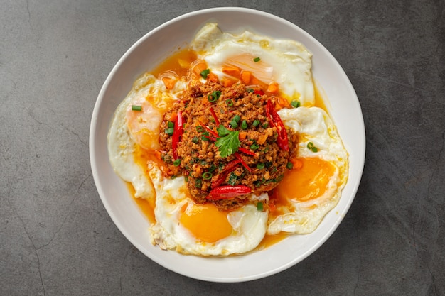 Omelette croustillante garnie de porc haché et sauce aux légumes mélangés